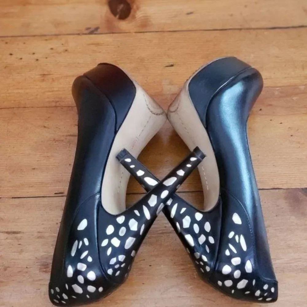 STUNNING! Vince Camuto Platform Heels Black